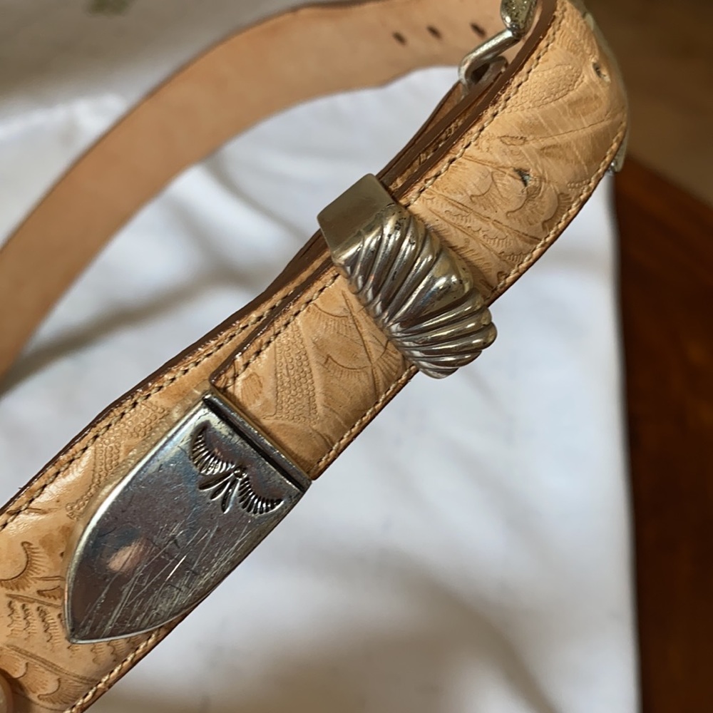 Justin size 28 womens belt, tan